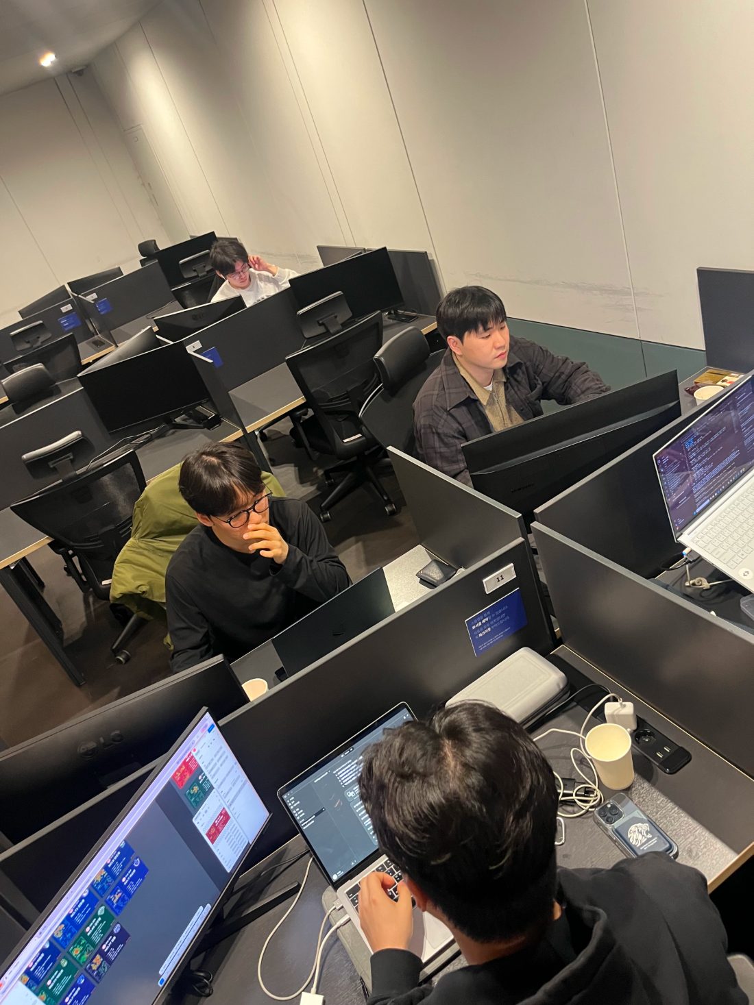 야간까지 이어지는 개발 작업